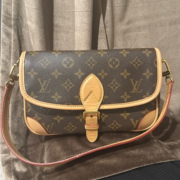 LOUIS VUITTON Diane Satchel - Picture 3 of 11